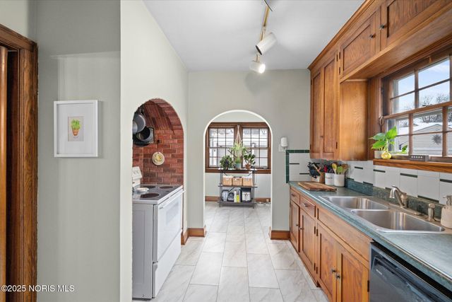 2513 Portsmouth Avenue, Toledo, OH 43613