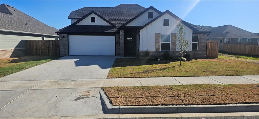 516 Benchmark Lane, Fayetteville, AR 72704