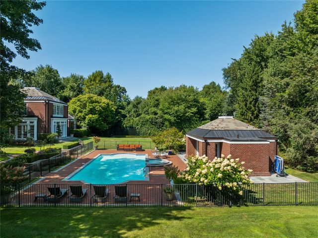 11 Dupont Court, Brookville, NY 11548