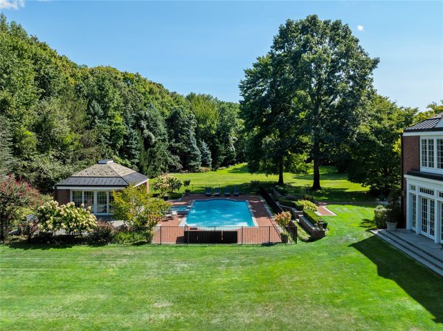 11 Dupont Court, Brookville, NY 11548