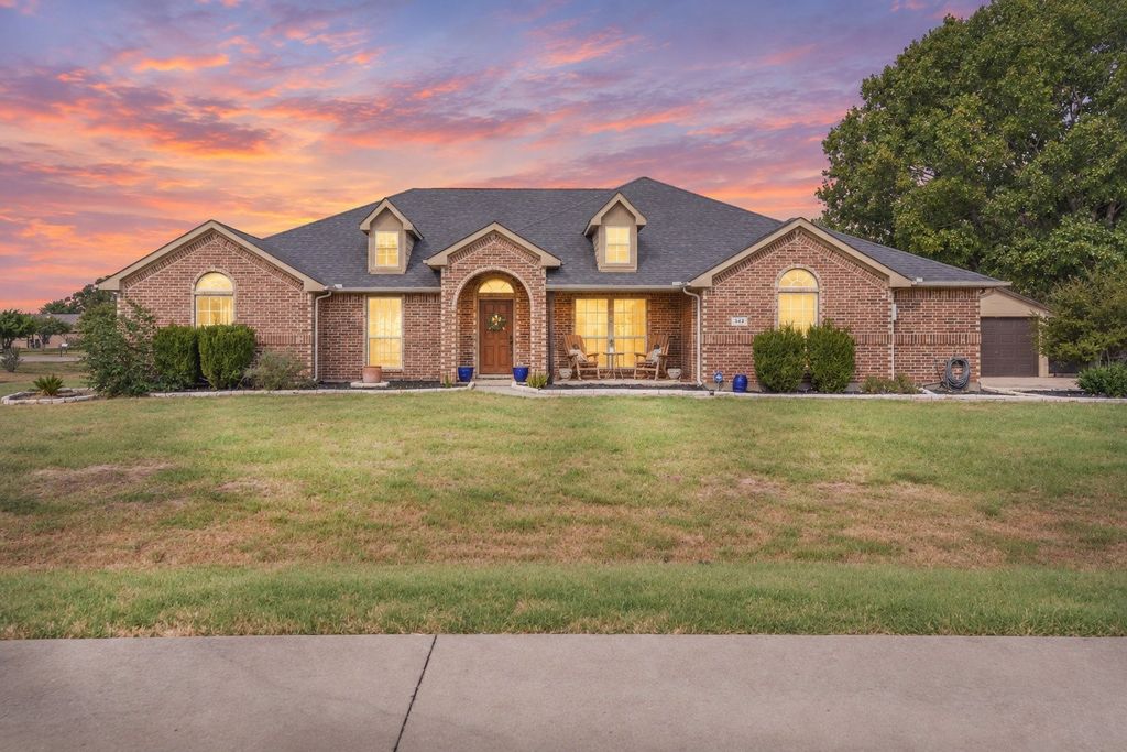 343 Cambridge Court, Waxahachie, TX 75167 — exterior