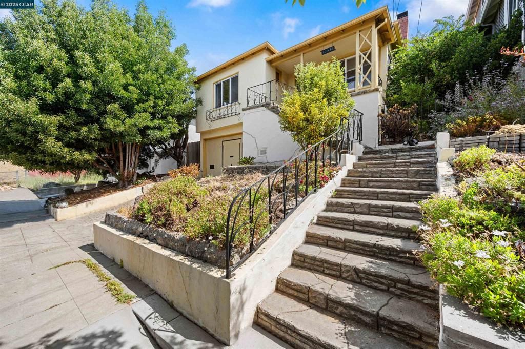 10536 Sheldon St, Oakland, CA 94605