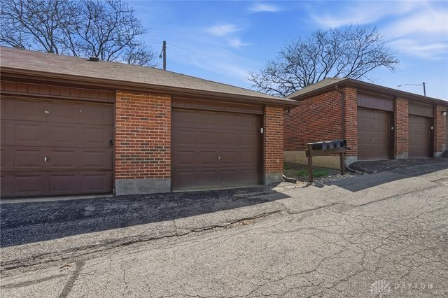 1823 Sheltering Tree Drive, West Carrollton, OH 45449