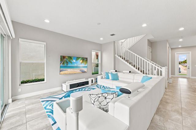 8015 Hobbes Way, Palm Beach Gardens, FL 33418