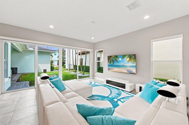 8015 Hobbes Way, Palm Beach Gardens, FL 33418