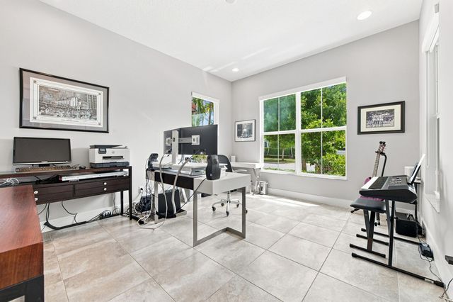 8015 Hobbes Way, Palm Beach Gardens, FL 33418