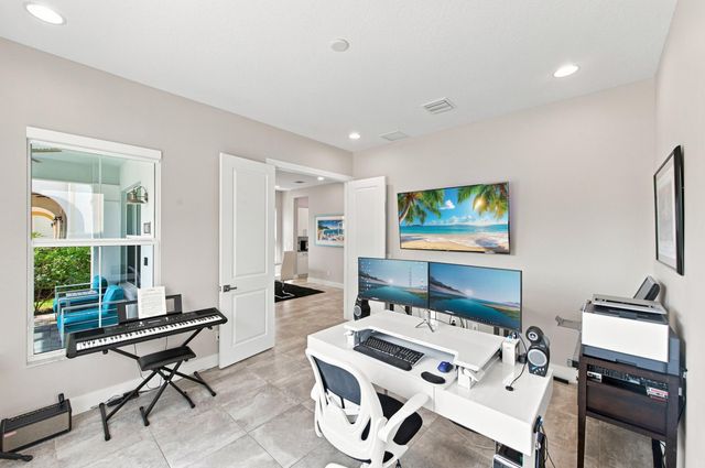 8015 Hobbes Way, Palm Beach Gardens, FL 33418