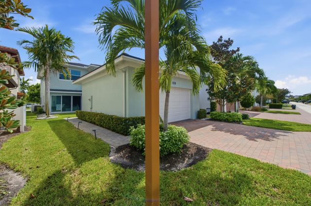 8015 Hobbes Way, Palm Beach Gardens, FL 33418
