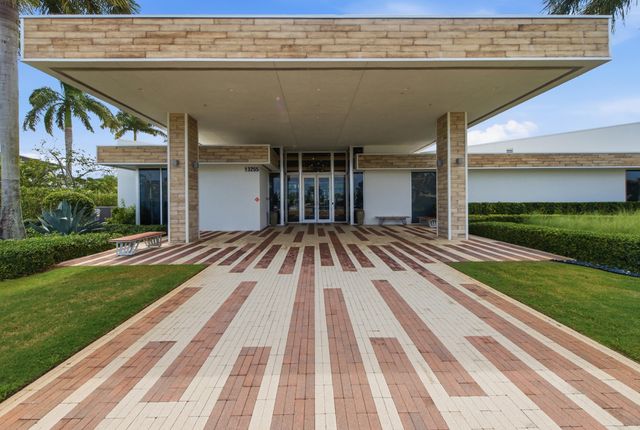 8015 Hobbes Way, Palm Beach Gardens, FL 33418