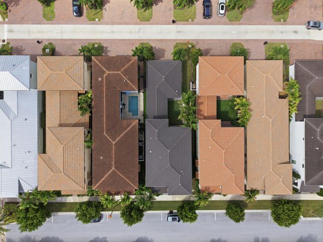 8015 Hobbes Way, Palm Beach Gardens, FL 33418