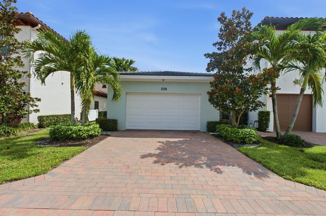 8015 Hobbes Way, Palm Beach Gardens, FL 33418