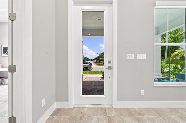 8015 Hobbes Way, Palm Beach Gardens, FL 33418