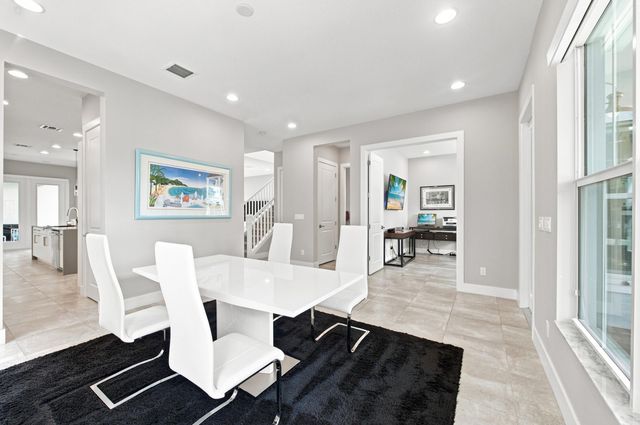 8015 Hobbes Way, Palm Beach Gardens, FL 33418