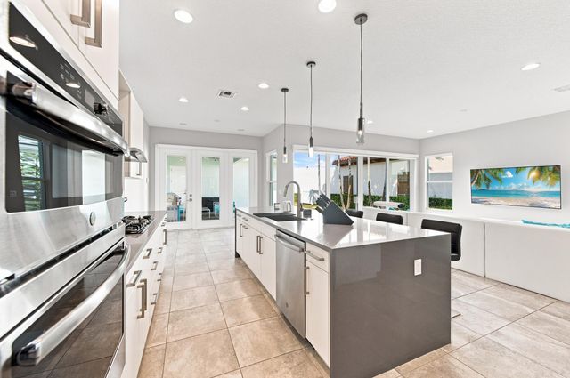 8015 Hobbes Way, Palm Beach Gardens, FL 33418