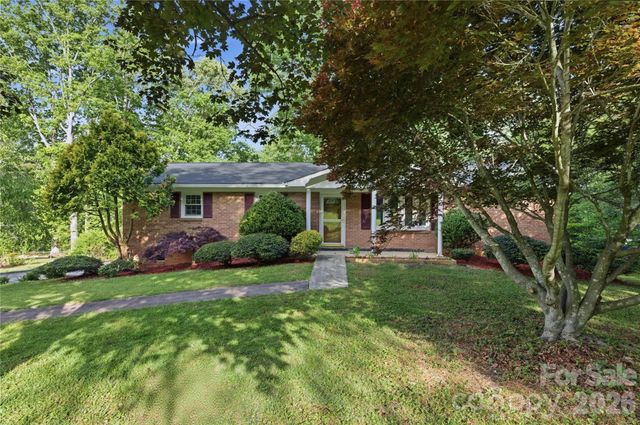 123 Castleton Lane, Hendersonville, NC 28791