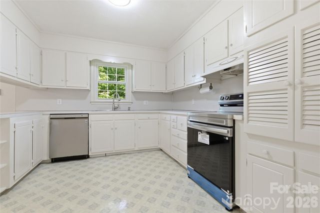 123 Castleton Lane, Hendersonville, NC 28791