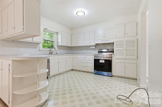 123 Castleton Lane, Hendersonville, NC 28791