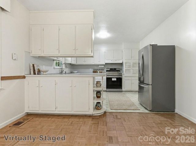 123 Castleton Lane, Hendersonville, NC 28791