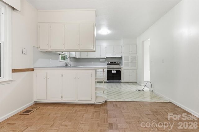 123 Castleton Lane, Hendersonville, NC 28791