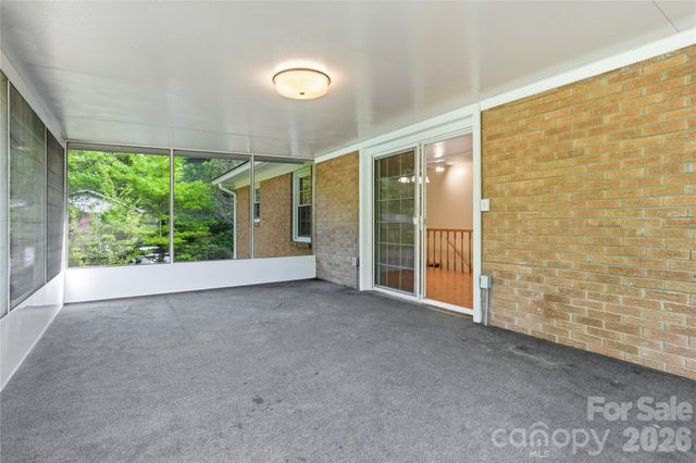 123 Castleton Lane, Hendersonville, NC 28791