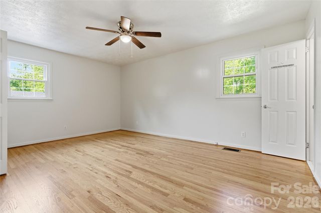 123 Castleton Lane, Hendersonville, NC 28791