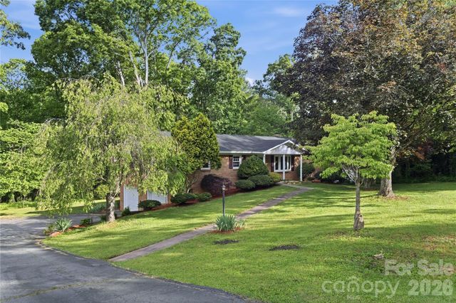 123 Castleton Lane, Hendersonville, NC 28791