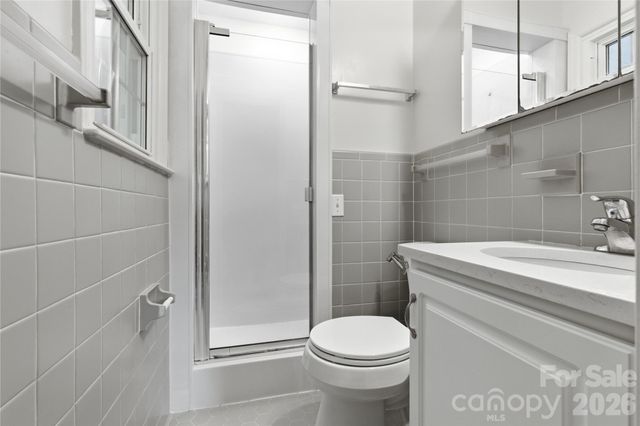 123 Castleton Lane, Hendersonville, NC 28791