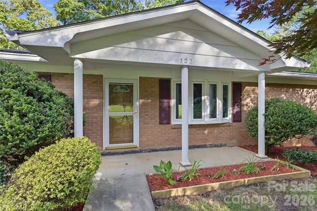 123 Castleton Lane, Hendersonville, NC 28791