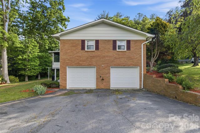 123 Castleton Lane, Hendersonville, NC 28791