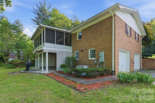 123 Castleton Lane, Hendersonville, NC 28791