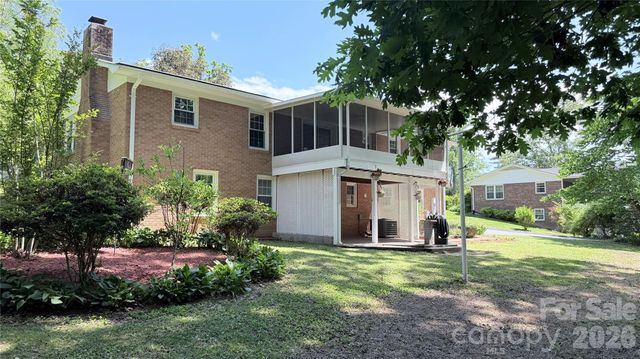 123 Castleton Lane, Hendersonville, NC 28791