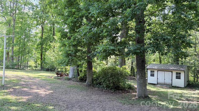123 Castleton Lane, Hendersonville, NC 28791