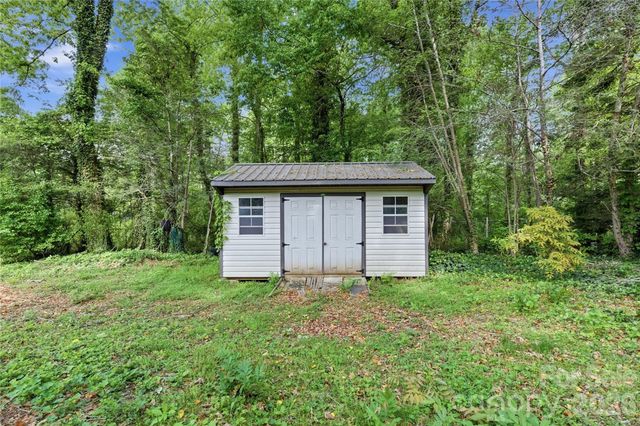 123 Castleton Lane, Hendersonville, NC 28791