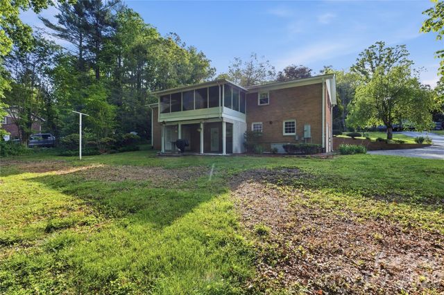 123 Castleton Lane, Hendersonville, NC 28791
