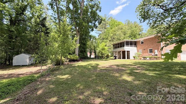 123 Castleton Lane, Hendersonville, NC 28791