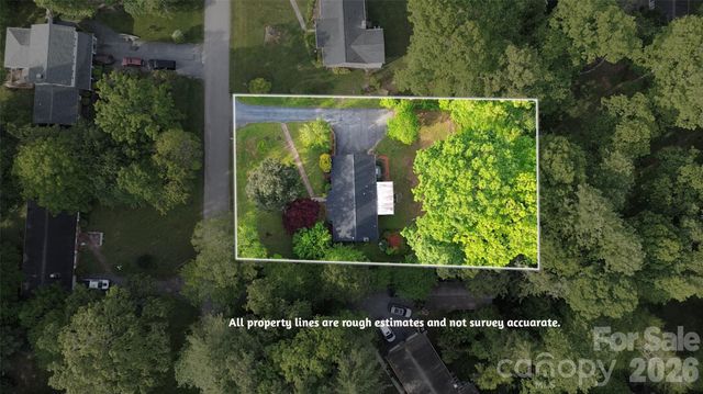 123 Castleton Lane, Hendersonville, NC 28791