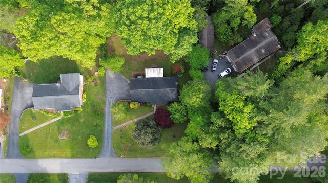 123 Castleton Lane, Hendersonville, NC 28791