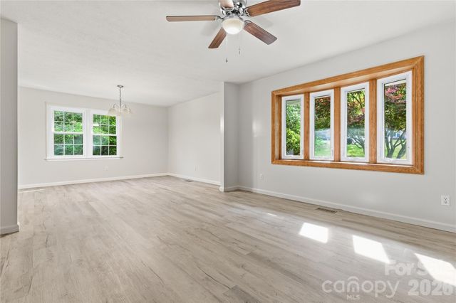 123 Castleton Lane, Hendersonville, NC 28791