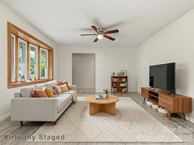 123 Castleton Lane, Hendersonville, NC 28791