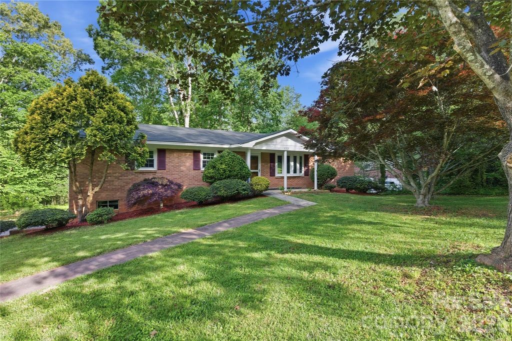 123 Castleton Lane, Hendersonville, NC 28791