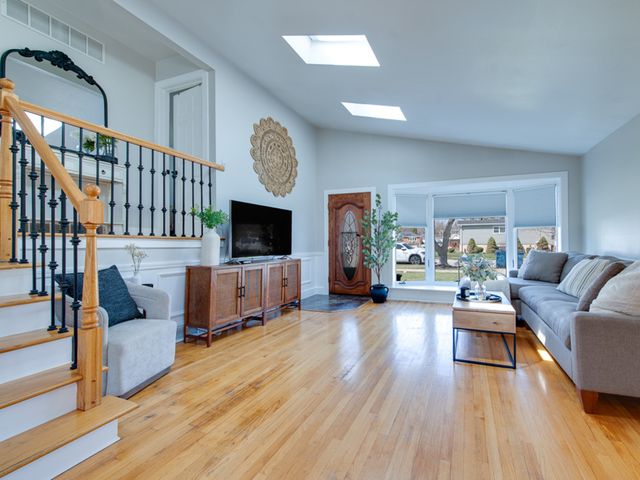 51 W ROZANNE Drive, Addison, IL 60101