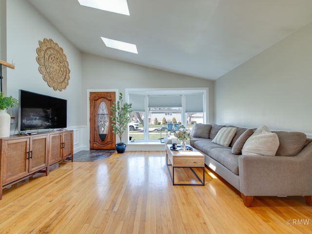 51 W ROZANNE Drive, Addison, IL 60101