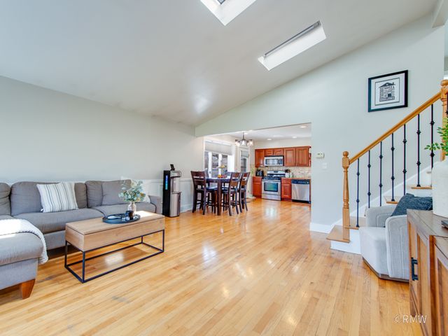 51 W ROZANNE Drive, Addison, IL 60101