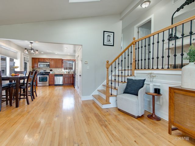 51 W ROZANNE Drive, Addison, IL 60101