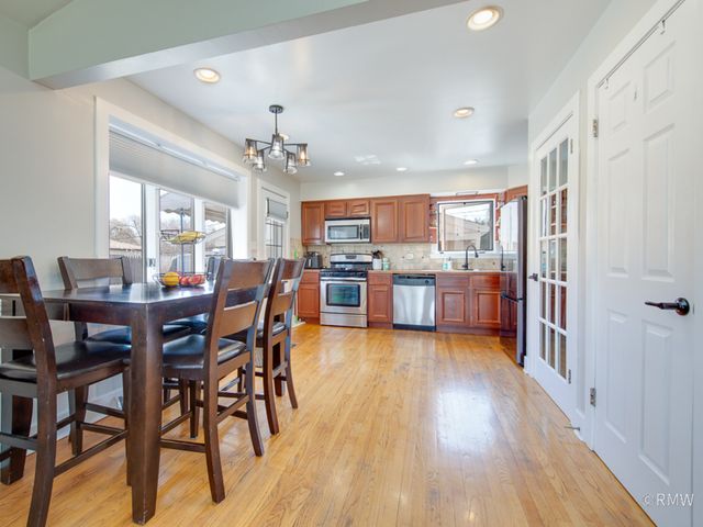 51 W ROZANNE Drive, Addison, IL 60101