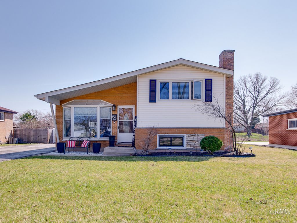 51 W ROZANNE Drive, Addison, IL 60101