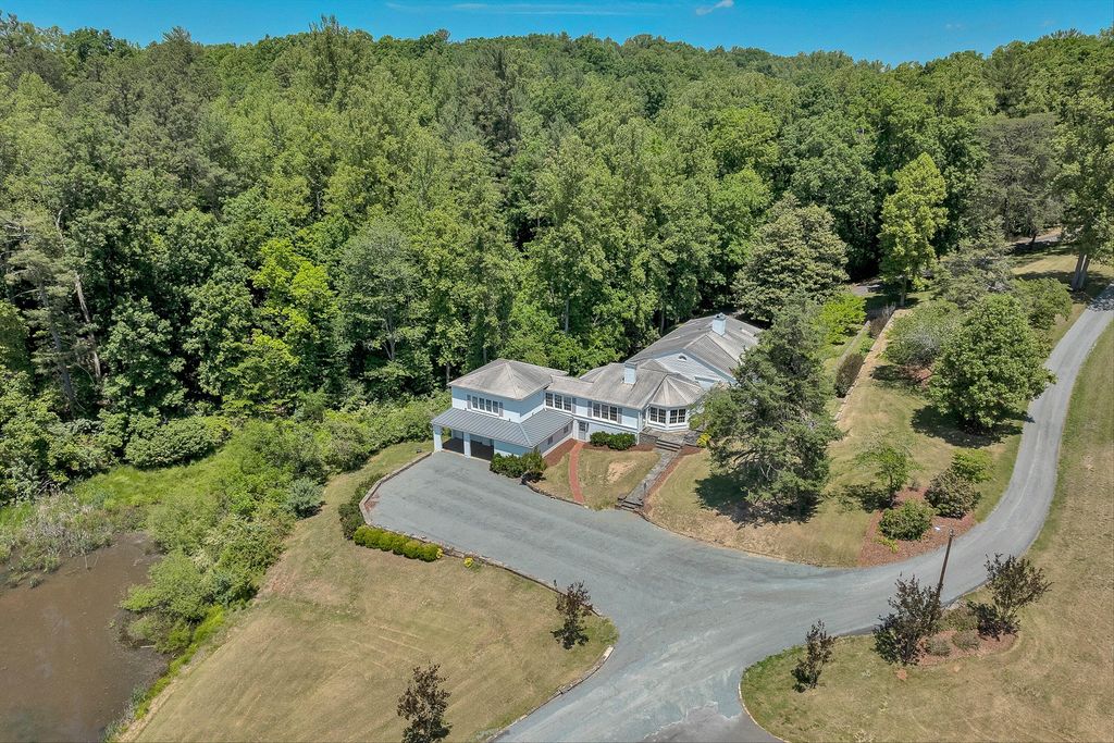 260 Peaceful Valley LN, Rocky Mount, VA 24151