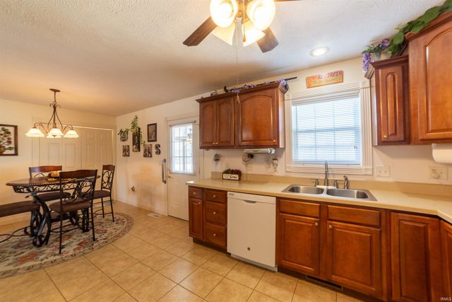 511 S Eighth Avenue, Haubstadt, IN 47639