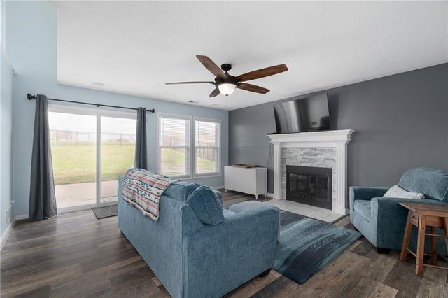 15604 Pebble Terrace, Basehor, KS 66007