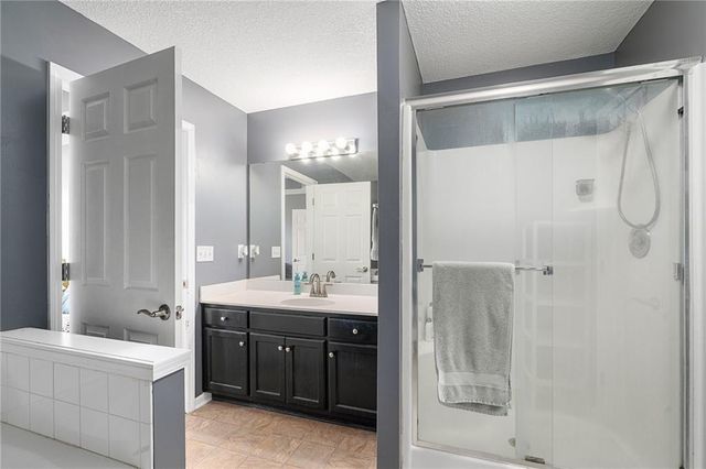 15604 Pebble Terrace, Basehor, KS 66007